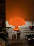 Pomarańczowa lampa stołowa grzybek