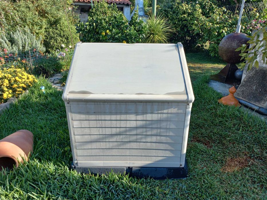 Casota e comedouro para cão