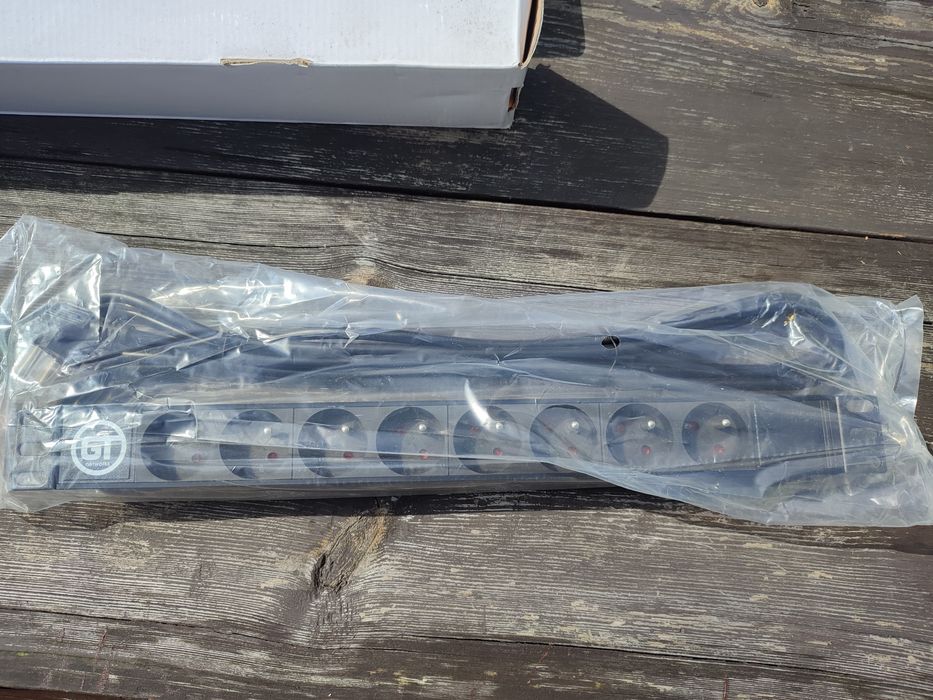 Listwy zasilające  19" dwie sztuki