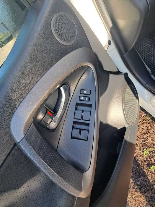 Toyota RAV4 біла