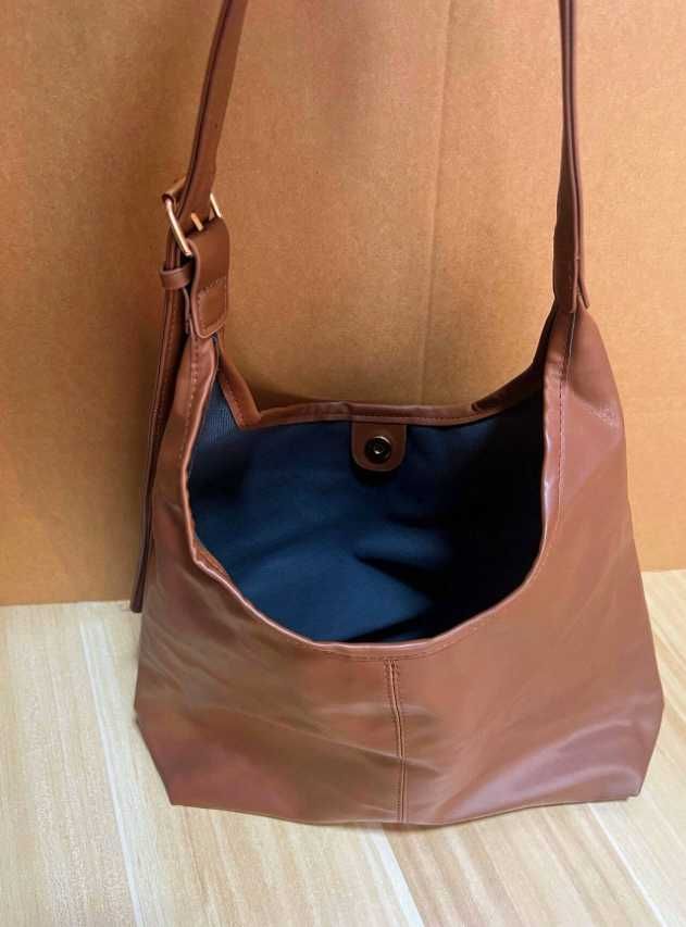 Brązowa skórzana torebka na ramię hobo elegancka pojemna + GRATIS