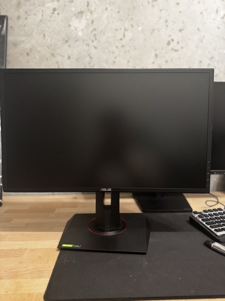 Komputer gamingowy + monitor, klawiatura, myszka, mikrofon