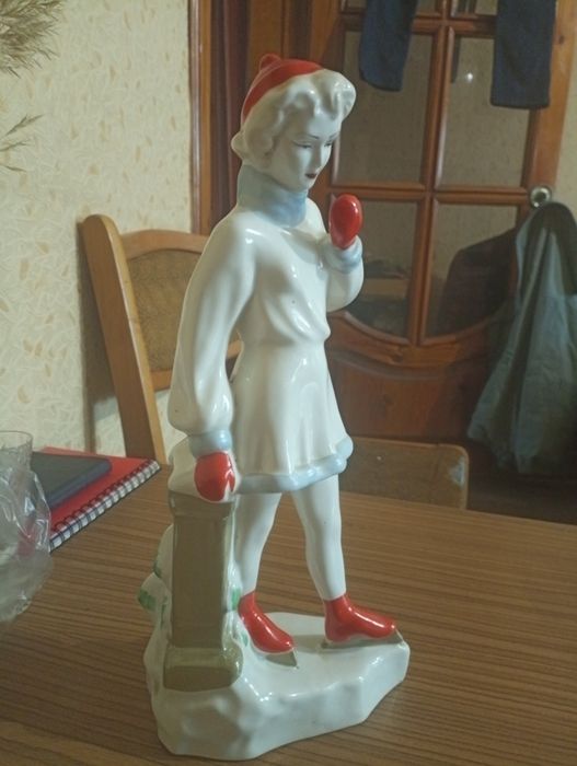 Статуэтка "Фигуристка в саду Эрмитажа"