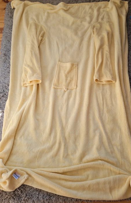 Koc z rękawami i kieszenią na pilota. Wymiary koca 190×130cm