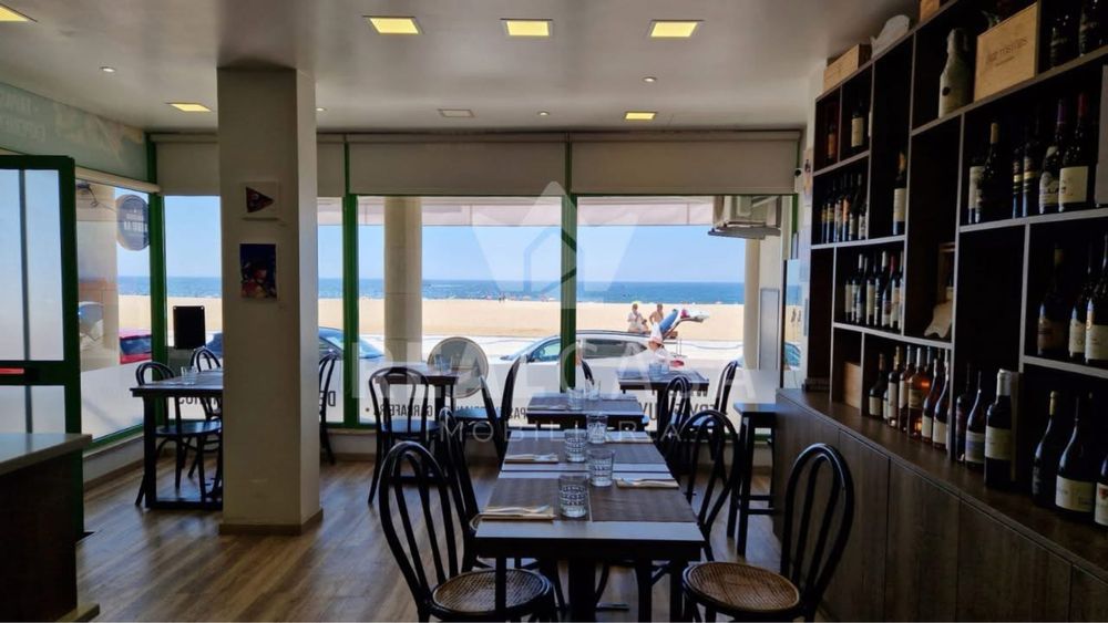 Casa de petiscos à beira mar