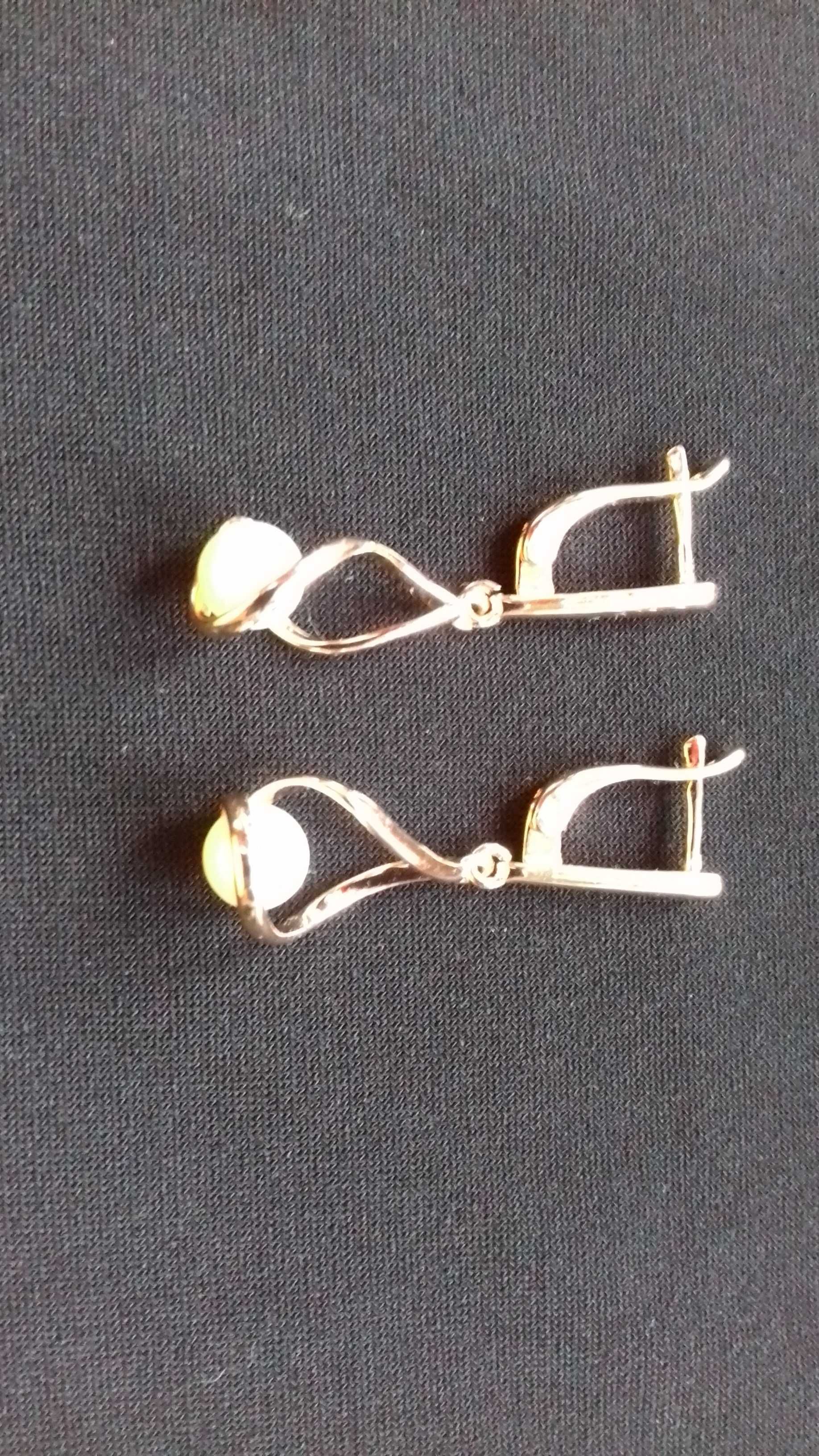 ожерелье под жемчуг ( бусы и клипсы) и серьги из медицинского золота