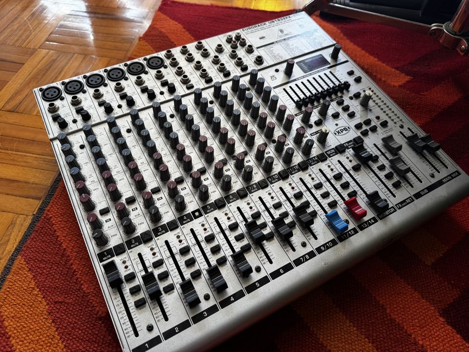 Mesa de mistura Behringer UB1832FX-PRO