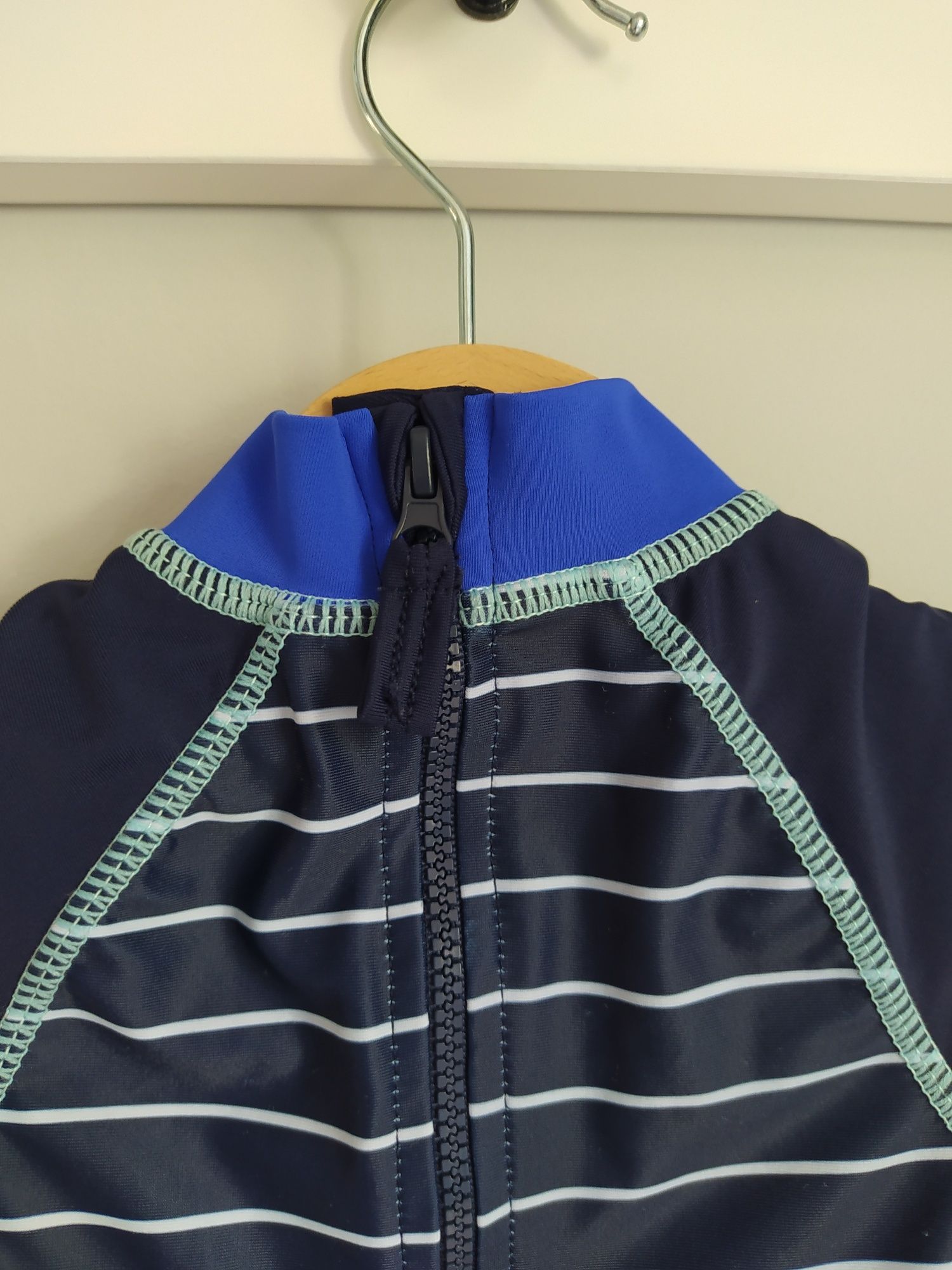 Granatowy kombinezon plażowy, kąpielowy z delfinem 6-9 m Mothercare