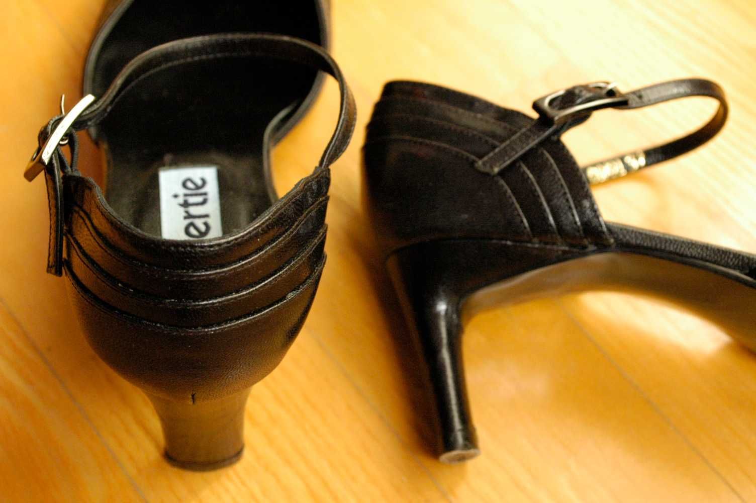 Buty BERTIE czarne, r. 37, skóra, wysoki obcas, otwarte boki, nowe