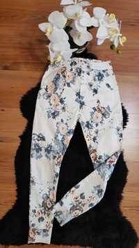 Nowość 2024:) dresowe spodnie w kwiaty SLIM CHICA LONDON roz XXS