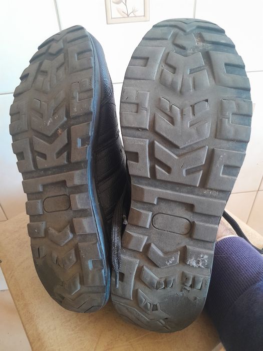 Продам осінні кросовки