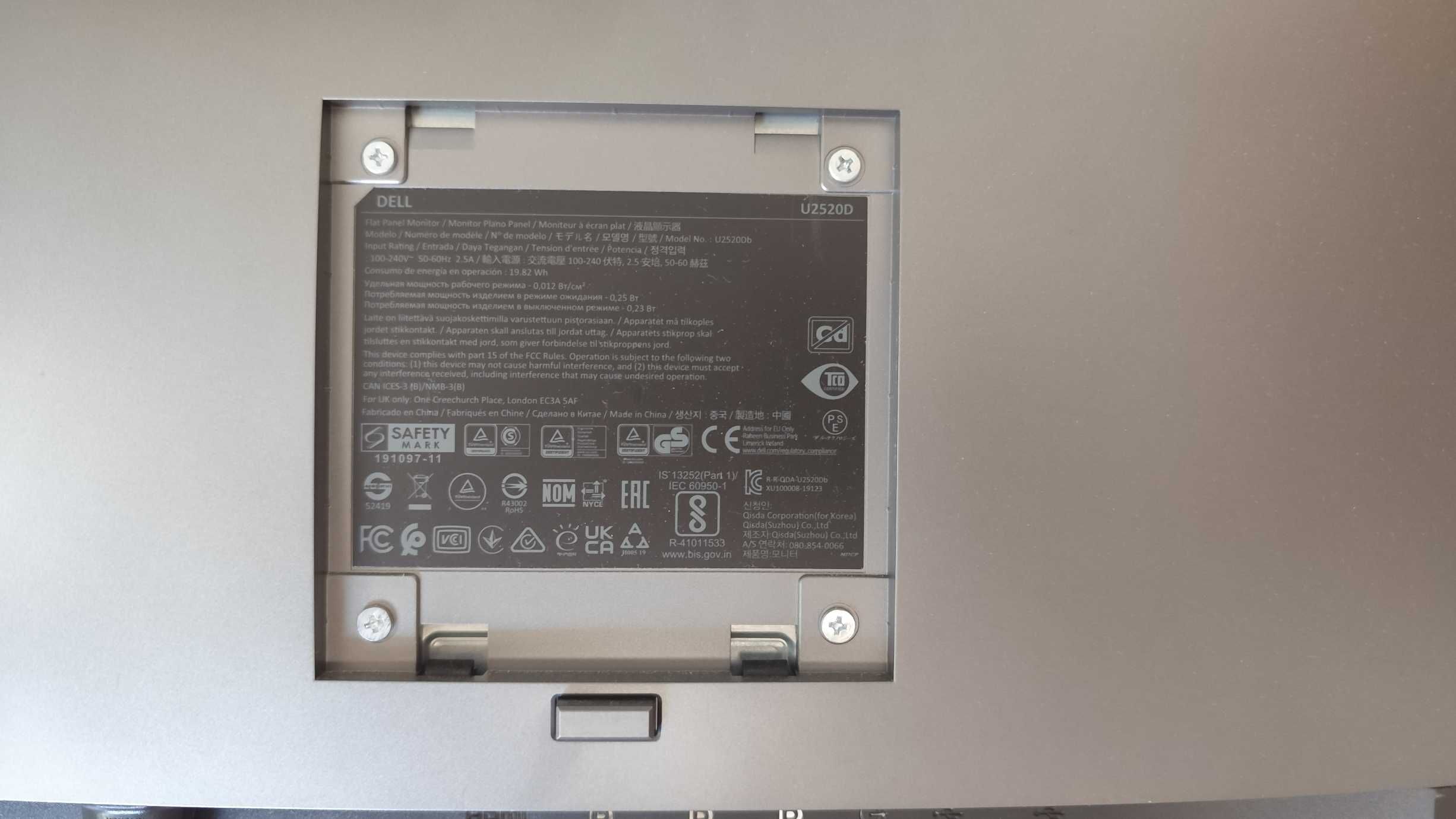 Monitor Dell U2520D com ecrã partido