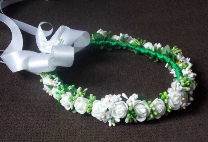 Wianek komunijny , sztuczne kwiaty + drewniany topper na tort