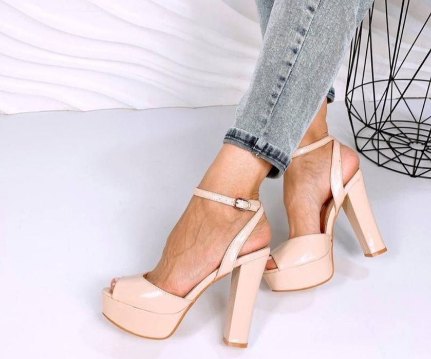 Акція 37-39 Стильні бежеві босоніжки на підборах туфлі лакові шпилька