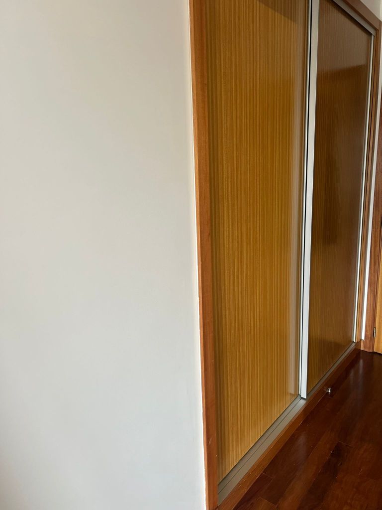 Quarto mobilado com acesso cozinha e piscina