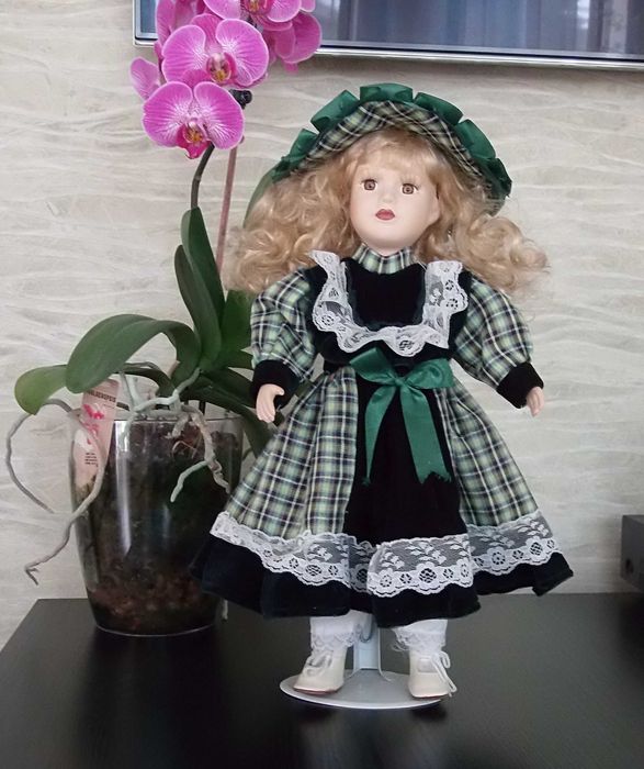 Фарфоровая кукла коллекционная