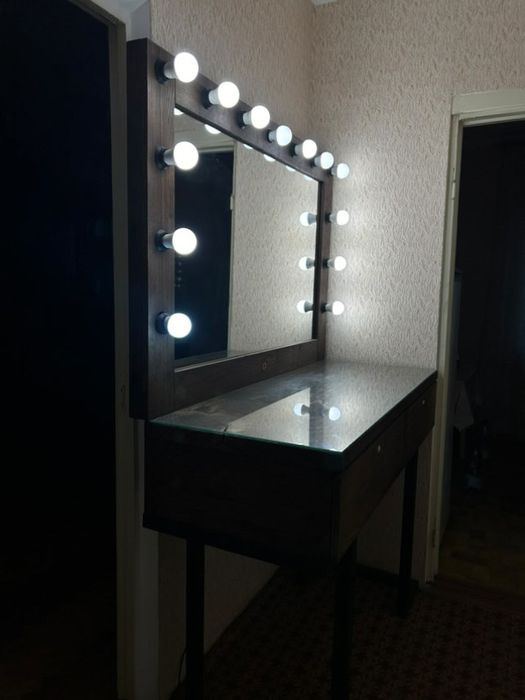 Дзеркало з тумбою з підсвіткою