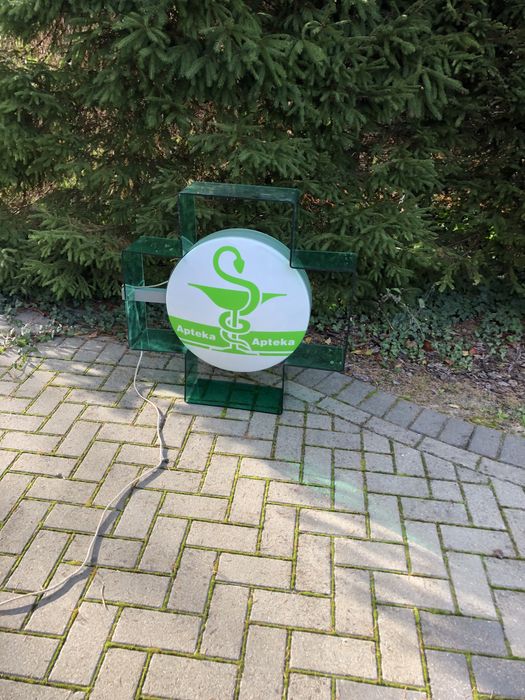 Krzyż reklama apteka