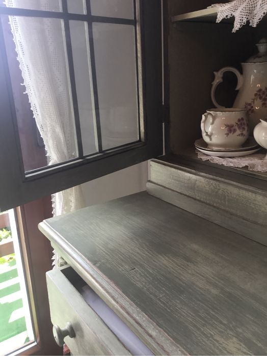 Stary przedwojenny kredens