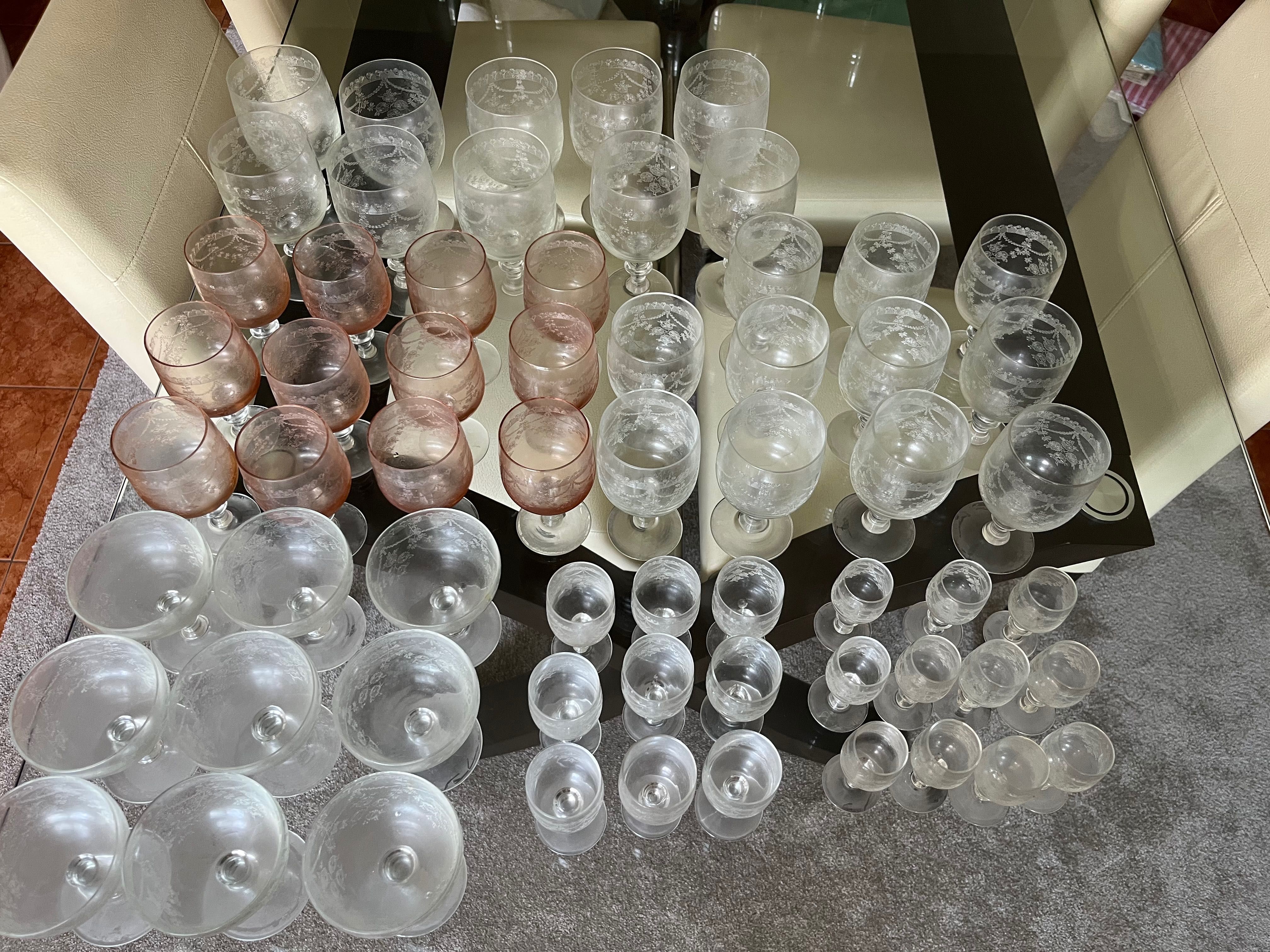 Conjunto de 62 copos e duas canecas