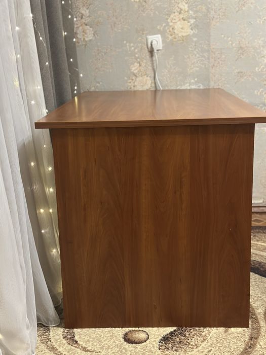 Продам компьютерный стол орехового цвета