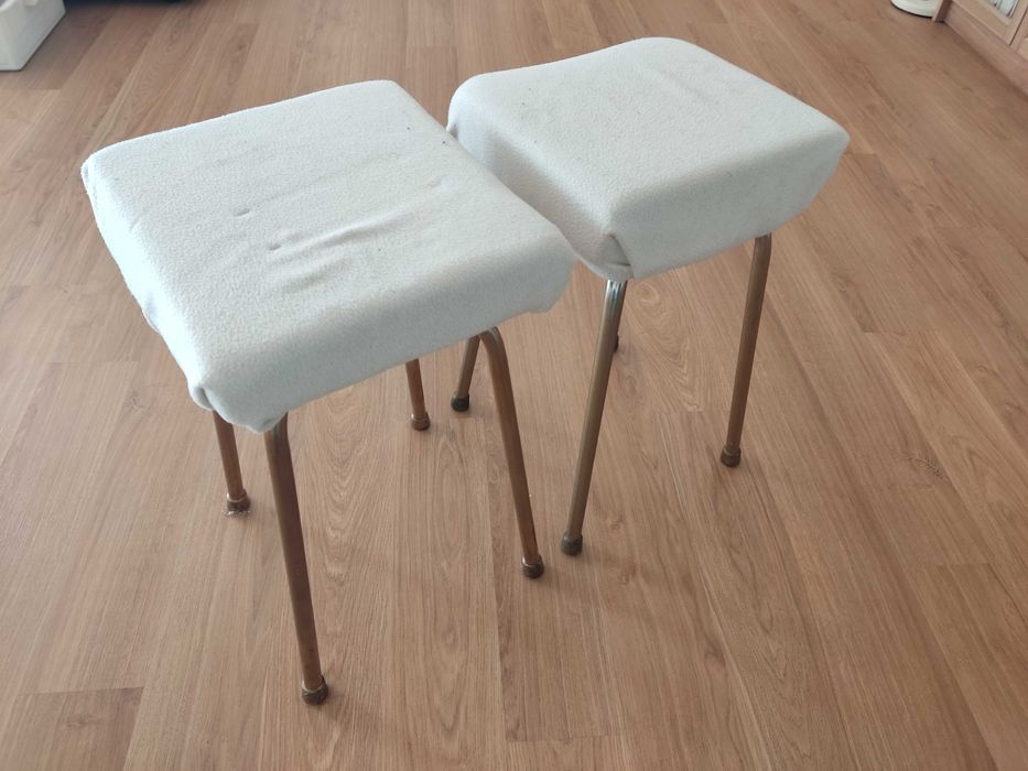 Dois bancos quadrados