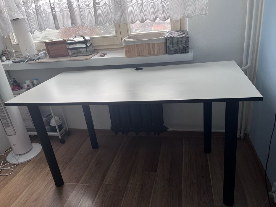 biało-czarne biurko z lampkami LED