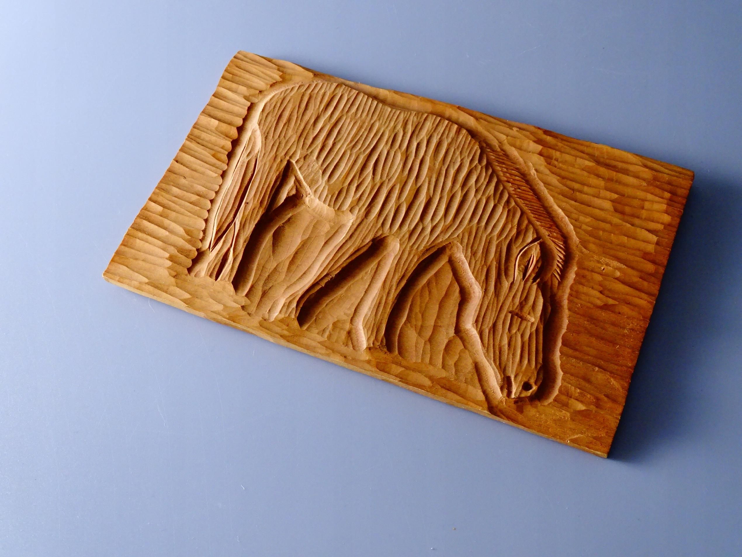 drewniana płaskorzeźba dziki koń tarpan