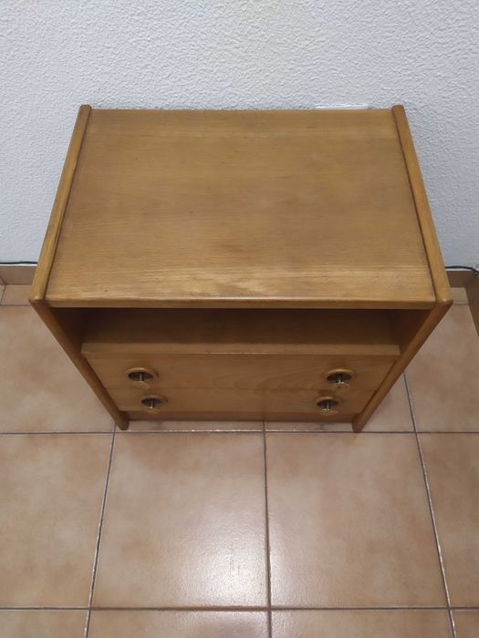 Cama e mesa de cabeceira