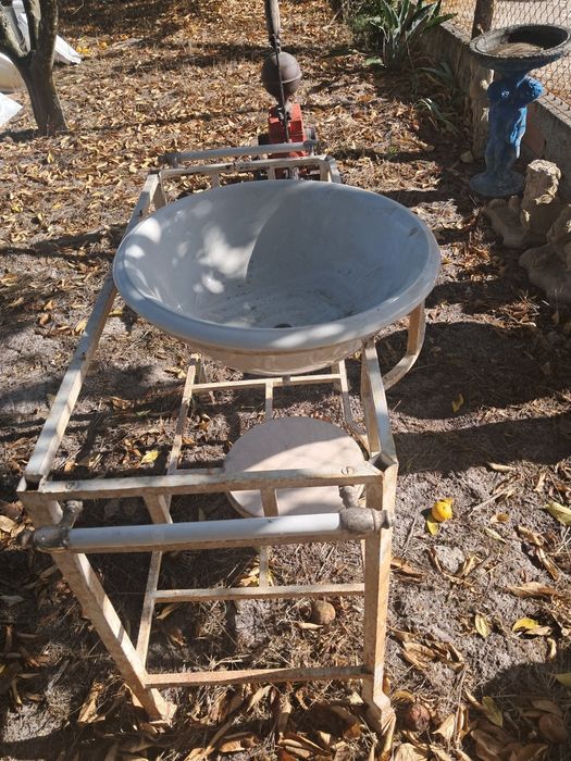 Conjunto movel  em ferro de casa de banho e lavatorio louca de sacavem
