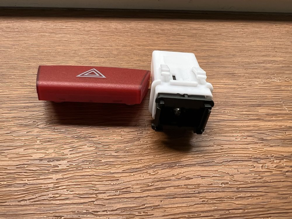 Кнопка аварийки треугол для Citroen C1/ Toyota Aygo/ Mk1 / Peugeot 107