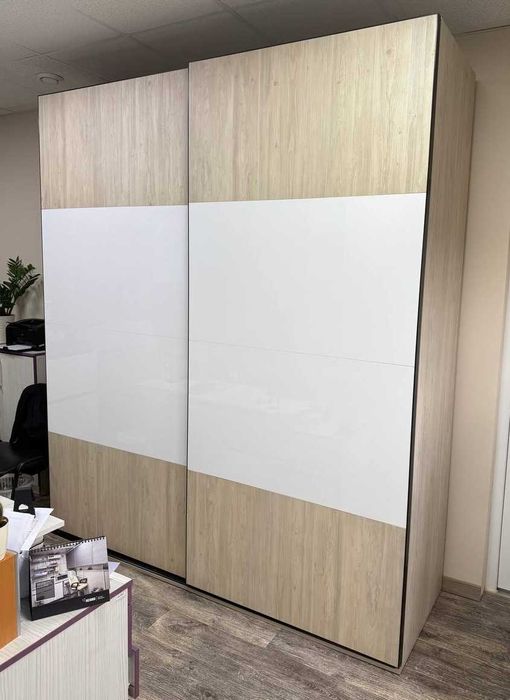 Продається виставкова шафа