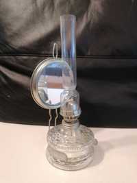 Stara ładna lampa naftowa z tylnym ekranem i szklanym pojemnikiem