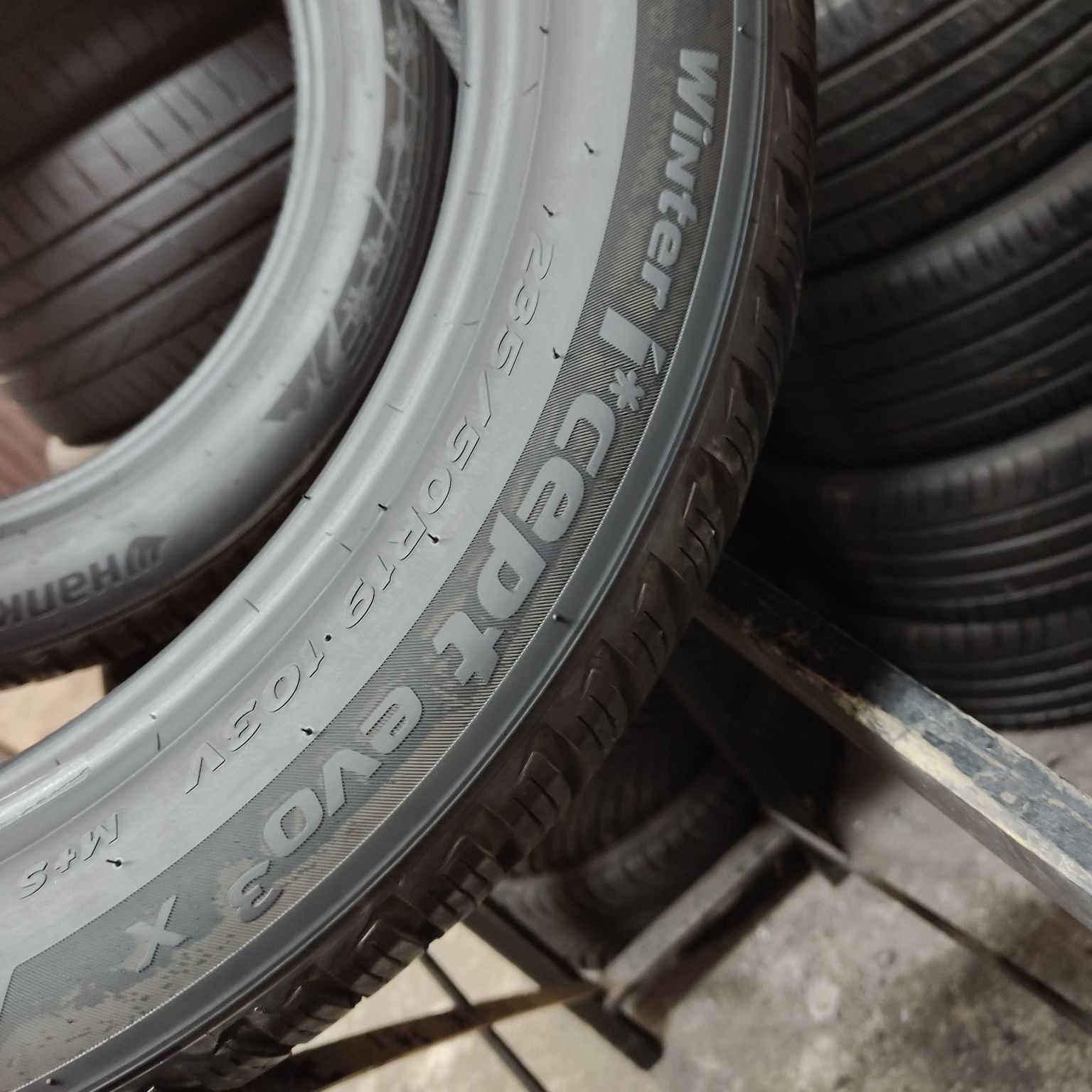 235/50/19 XL Sprzedam parę opon zimowych Hankook