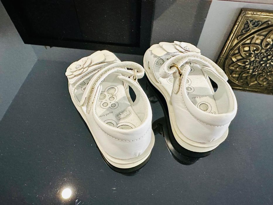 Sandálias brancas para menina Chicco