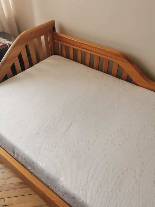 Łóżko sosnowe (lita sosna) ze stelażem i materacem