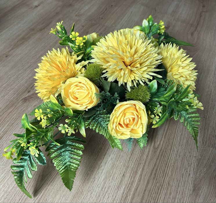 Stroik kwiatowy z chryzantemami