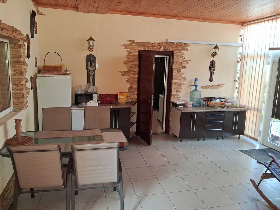 Будинок з ремонтом та басейном у Крюкові