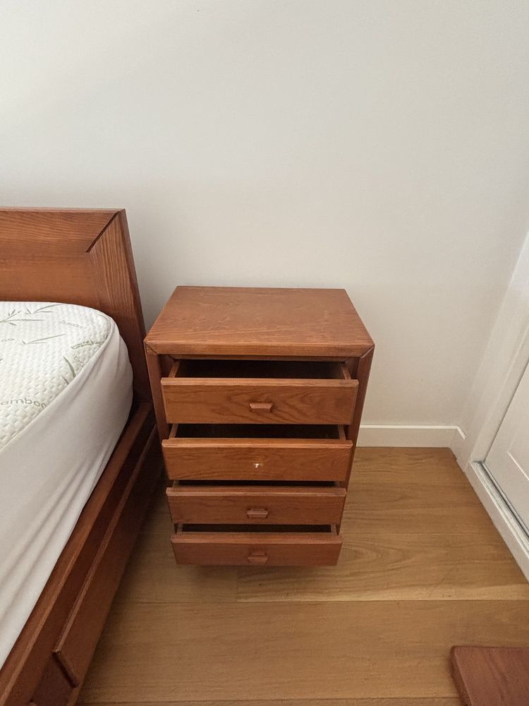 Mobília de quarto de casal em madeira de pinho