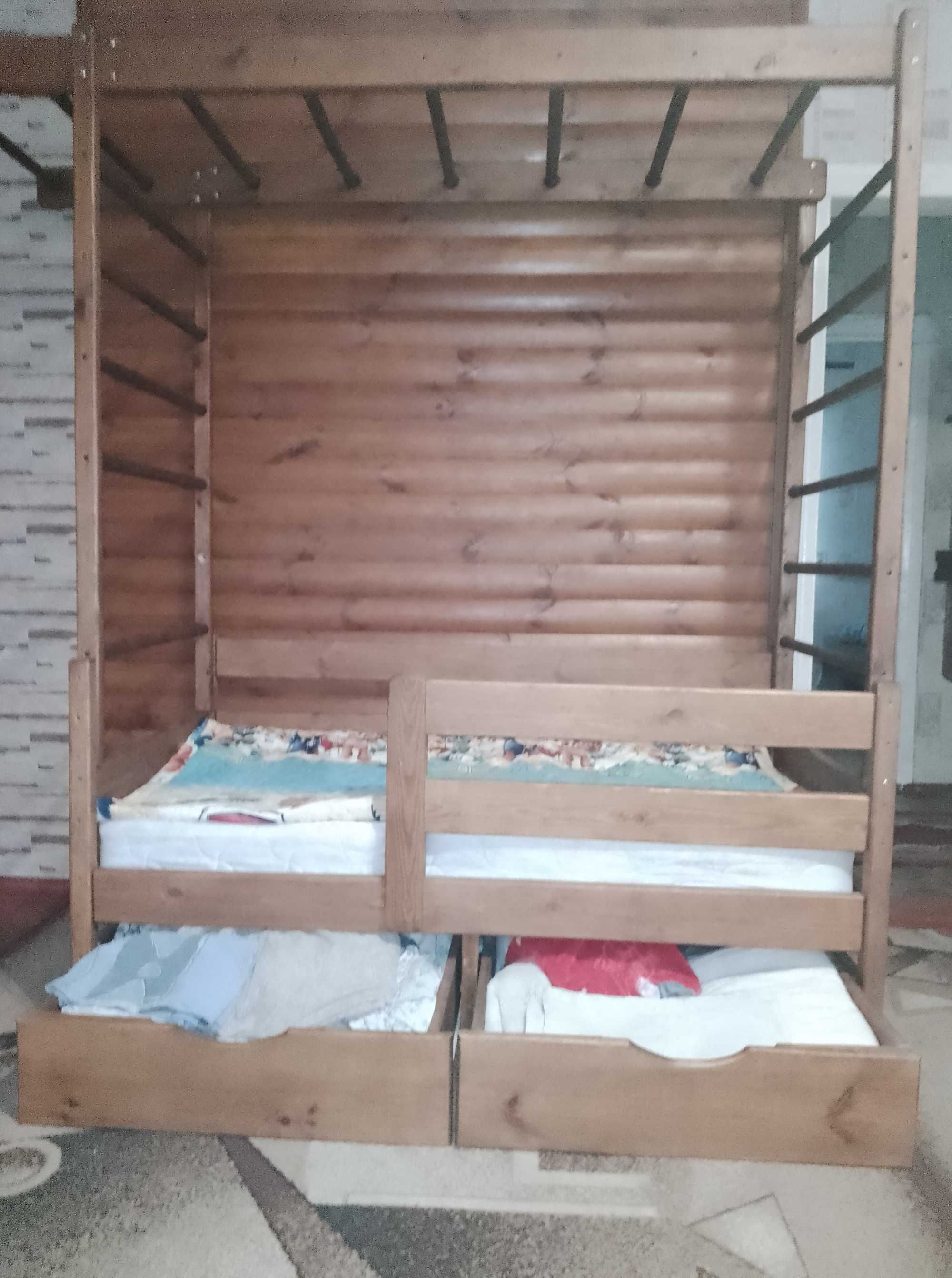 Ліжко дитяче з дерева і розвиваючою драбиною