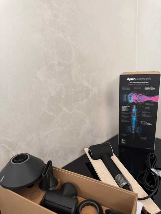 Suszarka Dyson Supersonic Origin w kolorze czarny nikiel.