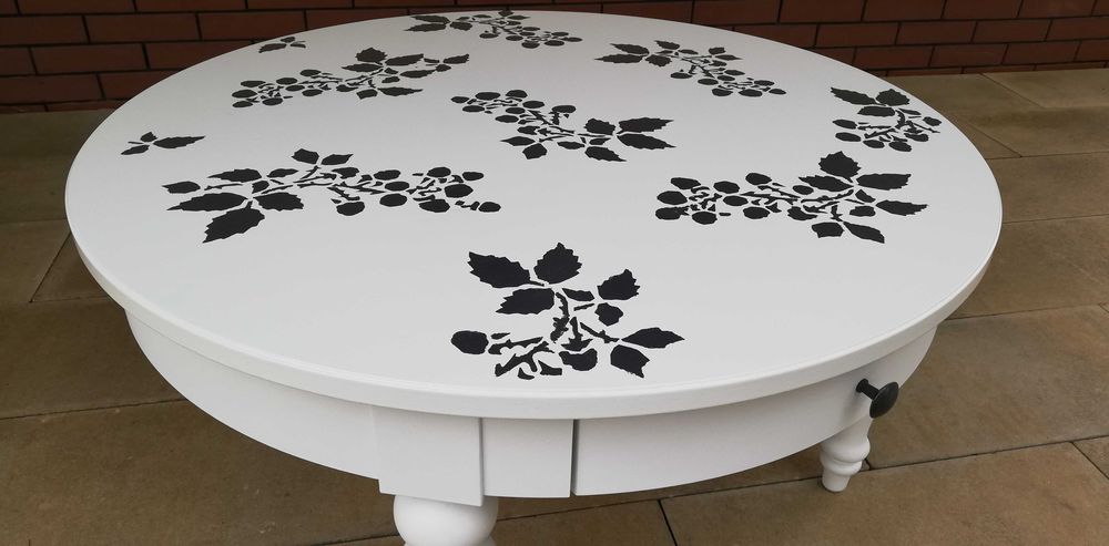 Stolik okrągły biały Ikea po renowacji z szufladą kawowy stół ława