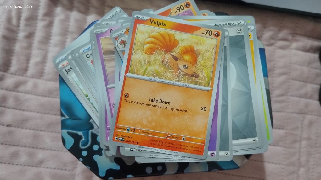 Puszka na karty Pokemon plus karty
