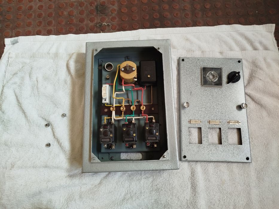 Quadro elétrico antigo completo com três disjuntores e um diferencial