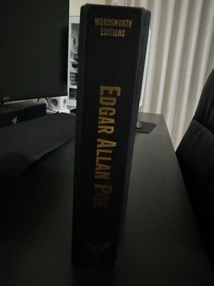 Vendo livro “The collected works of Edgar Allan Poe”