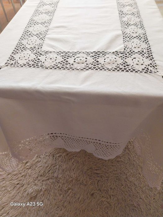 Obrus biały z wstawkami szydełkowymi nowy bawełna 133 cmx 173cm