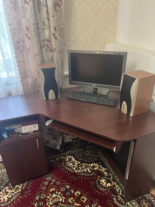 Стіл кутовий та телевізор монітор