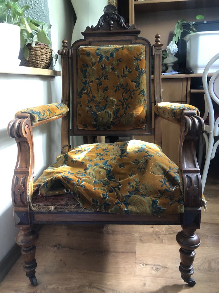 Антикварный гарнитур: диван и стул-кресло с тканью для реставрации.