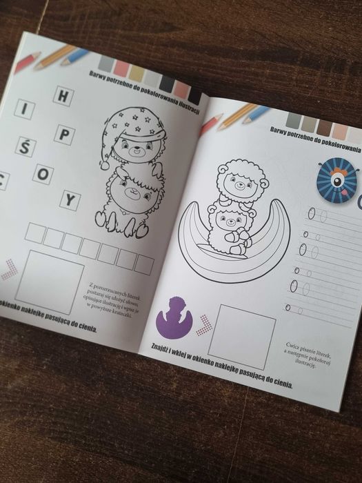 Kolorowanka aktywizująca łamigłówki naklejki owce na wypasie