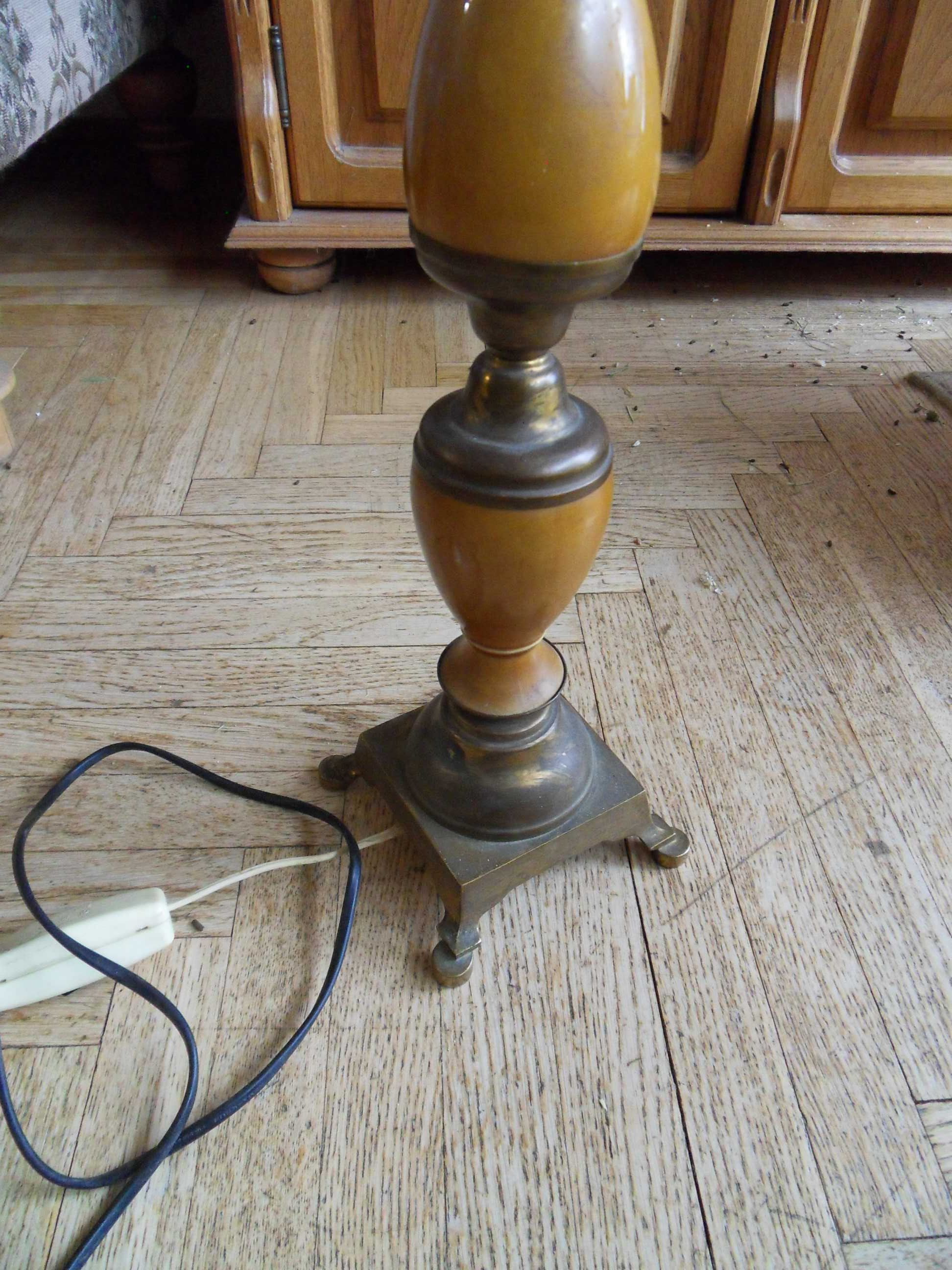 Stary świecznik przerobiony na lampę z orzełkiem